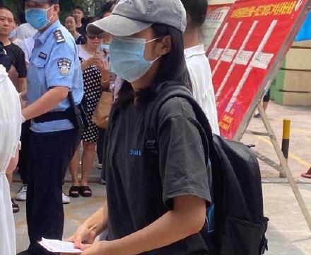 张子枫出考场围水泄不通，被追着跑着拍，张子枫被助理搂着往前走