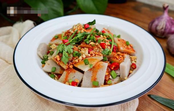 荞面灌肠,适合夏天吃的一道美食,筋道爽滑,清凉解暑