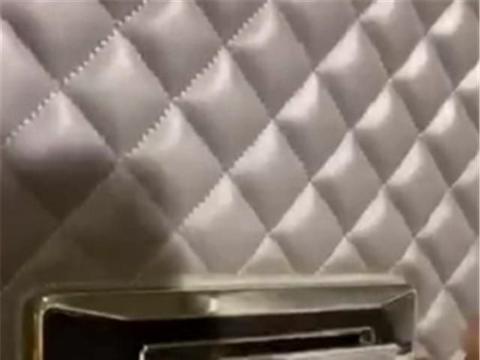 白富美家中的保险柜，品牌还是宾利，上层可放手表，下层能放证件