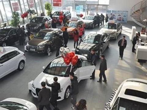 4S店买车，交保险时却发现多收了1100，销售：发现了就退给你