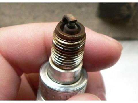 汽车出现这3种异常现象，赶紧换火花塞，拖的时间久了要大修