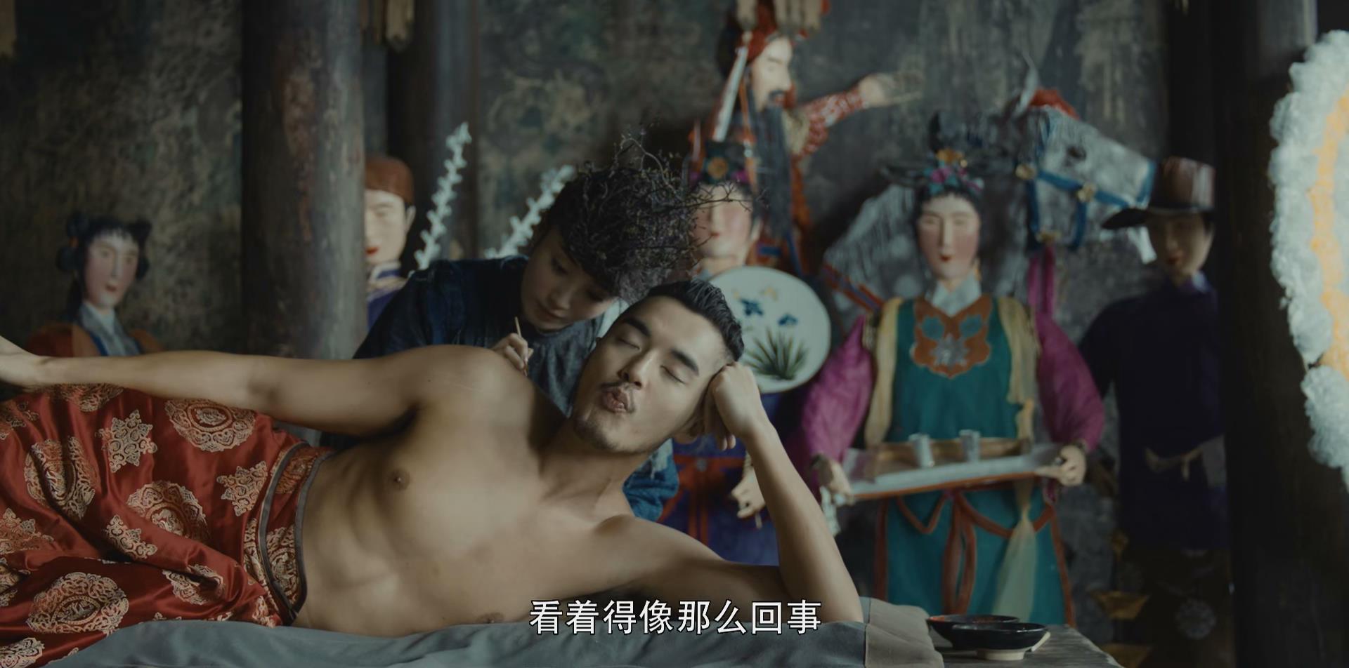 表情轻浮,一副自己全天下最厉害的样子,不仅没有小河神该有