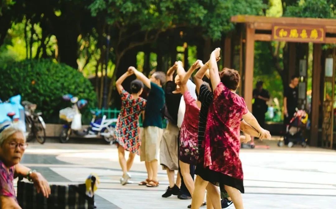 受不了广场舞的年轻人终于下手了,泼了粪!有人叫好,你呢?