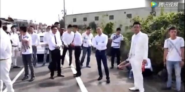 新郎举办隆重婚礼, 婚车来时却不见新娘, 一问原因太心酸!