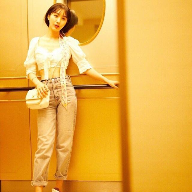李菲儿从不放弃露小蛮腰的机会想要这种腰该怎么练