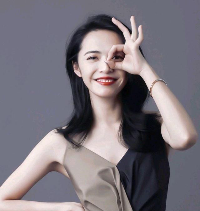 姚晨和她老公同框,姚晨身穿白色印花T恤配黑色短裙,简约又时髦