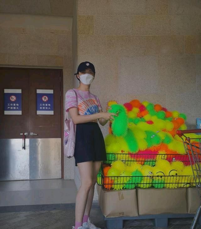 姚晨和她老公同框,姚晨身穿白色印花T恤配黑色短裙,简约又时髦