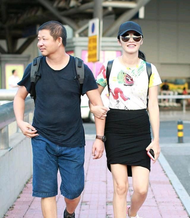 姚晨和她老公同框,姚晨身穿白色印花T恤配黑色短裙,简约又时髦