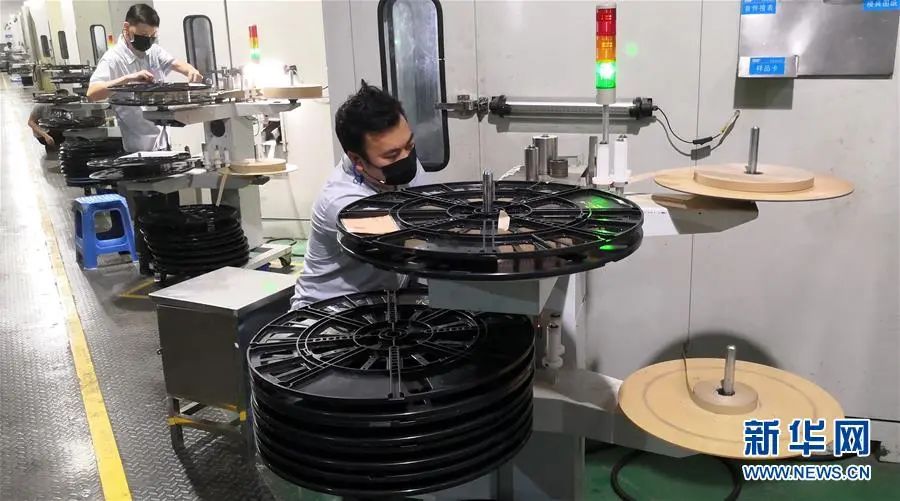 ▲资料图片:工人在深圳一公司的电子产物出产线上功课。(新华社记者 周科 摄)