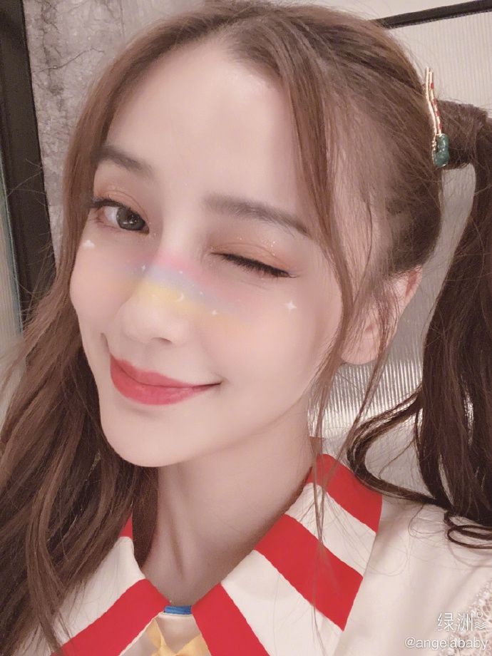 angelababy表情包可爱,杨颖粉丝专属头像 angelababy绿洲晒自拍,梳双马尾娇俏可爱