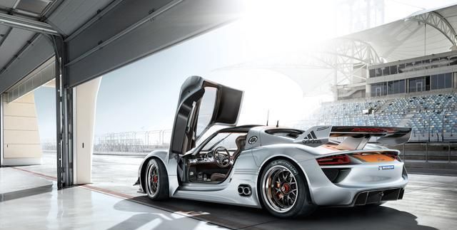 保时捷918 Spyder:首款搭载三驱动单元的超级跑车