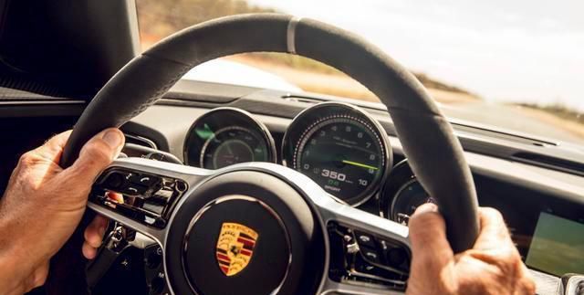 保时捷918 Spyder:首款搭载三驱动单元的超级跑车