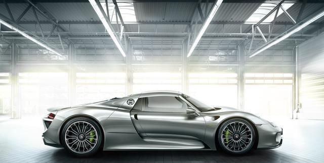 保时捷918 Spyder:首款搭载三驱动单元的超级跑车