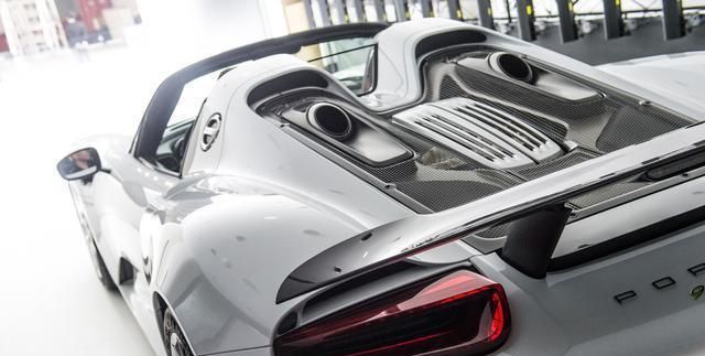 保时捷918 Spyder:首款搭载三驱动单元的超级跑车