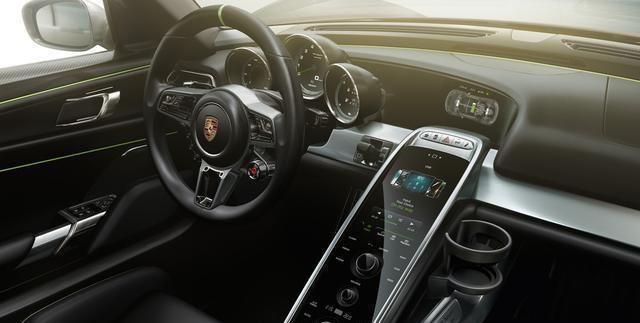 保时捷918 Spyder:首款搭载三驱动单元的超级跑车