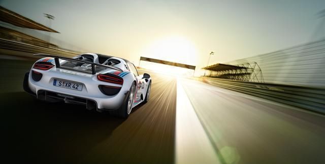 保时捷918 Spyder:首款搭载三驱动单元的超级跑车