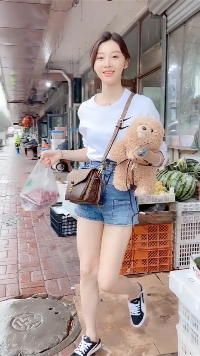抖音美女红人张芮尔是一位身高180的车模最近在抖音很火