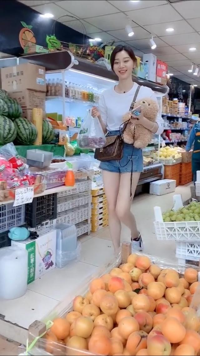 抖音美女红人张芮尔是一位身高180的车模最近在抖音很火