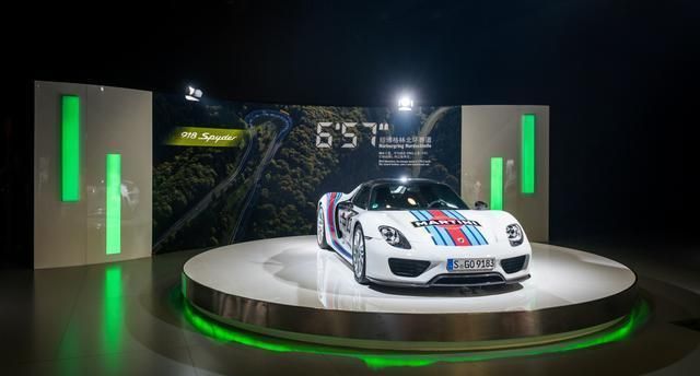 保时捷918 Spyder:首款搭载三驱动单元的超级跑车