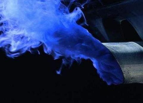 汽车趣味知识：电动汽车减免各类税费，燃油车承担「养路」公平吗