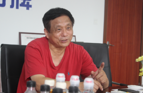 老人家厉害了!开着依维柯勇拓科技事业!