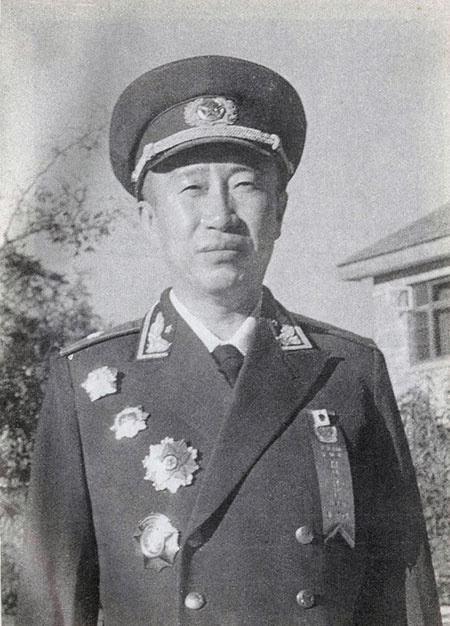 1955年,解方以解放海南岛和在朝鲜战场上的特殊贡献,被授开国少将,请