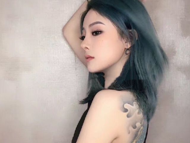 喻言穿露腰装出席活动,贴胶布遮盖满背纹身,年少轻狂后悔了?