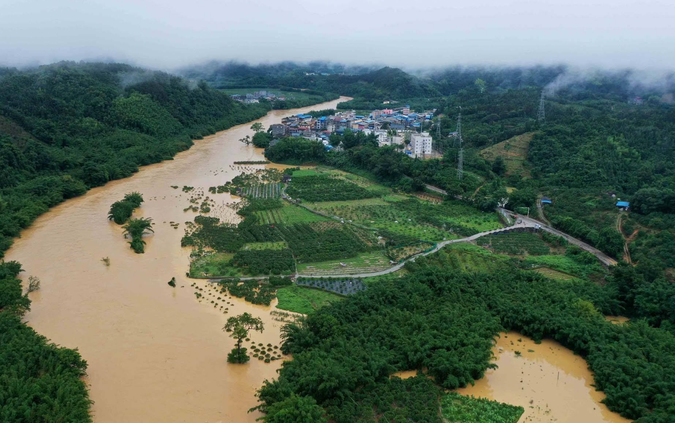 梅州发布今年首个洪水黄色预警！部分列车停运、高速实行交通管制_社会热点_社会频道_云南网