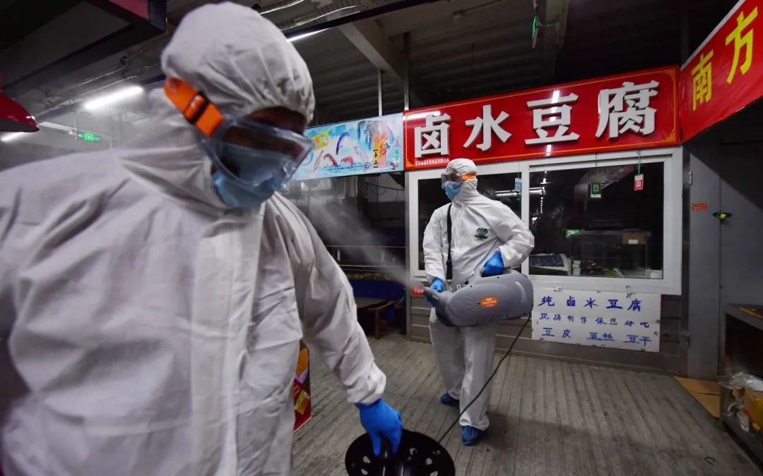 ▲6月19日,大兴区万源吉庆副食物市场,消杀职员对售卖肉类、冰冻产物、熟食等的重点地区利用消毒剂充实喷洒消毒。拍照/新京报记者 李木易