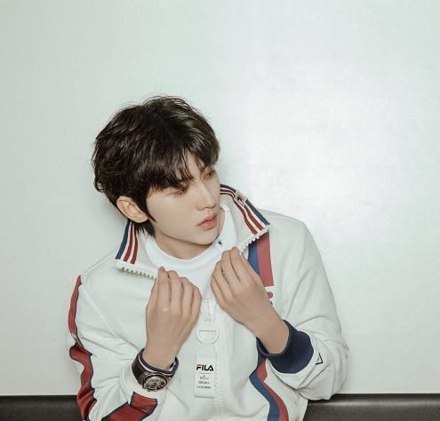 蔡徐坤又登报纸,这次不是坏事,看清“个人介绍”