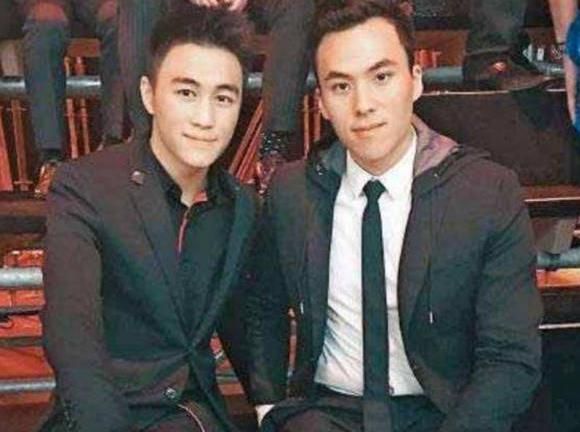 礼堂内三位太太并排站,亲哥被何猷君踩内增高坑惨,二房家硬气