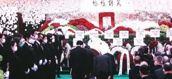 礼堂内三位太太并排站,亲哥被何猷君踩内增高坑惨,二房家硬气