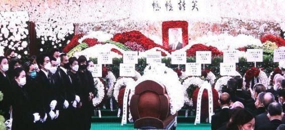 礼堂内三位太太并排站,亲哥被何猷君踩内增高坑惨,二房家硬气