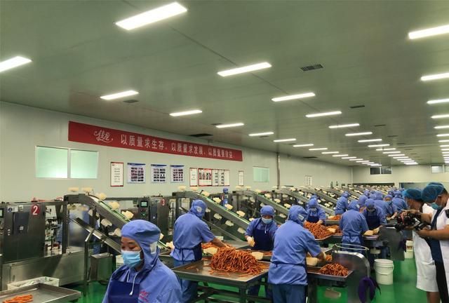 实拍辣条生产工厂,调味师100万元挖不走,"一盆油"是核心资源