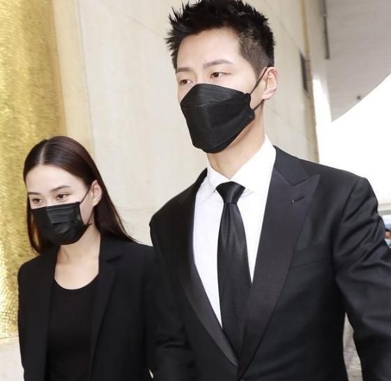 礼堂内三位太太并排站,亲哥被何猷君踩内增高坑惨,二房家硬气