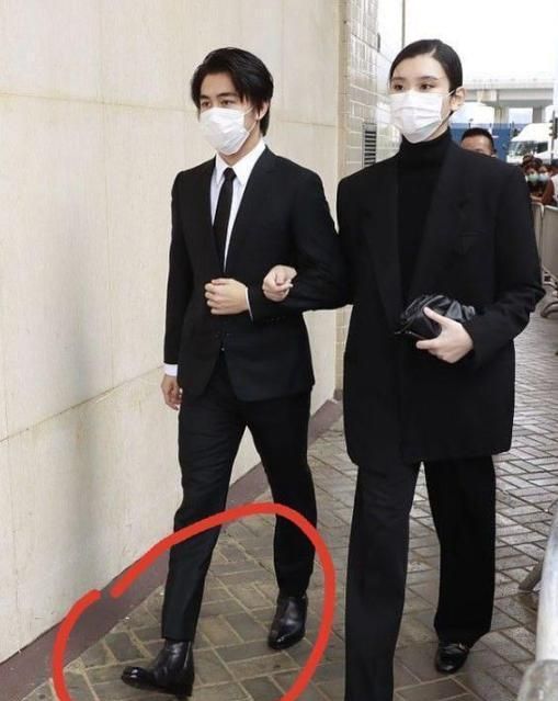 礼堂内三位太太并排站,亲哥被何猷君踩内增高坑惨,二房家硬气