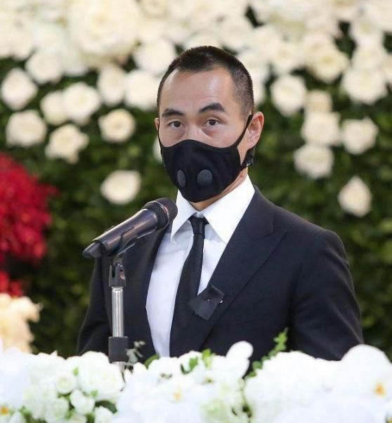 礼堂内三位太太并排站,亲哥被何猷君踩内增高坑惨,二房家硬气