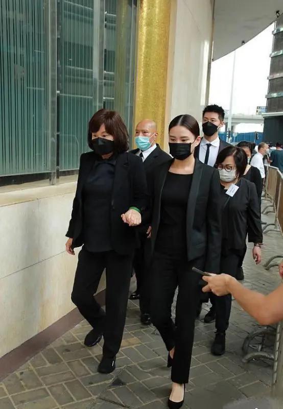 赌王葬礼像秀场,奚梦瑶三天换三套衣服,三太一抬手翡翠绿得晃眼