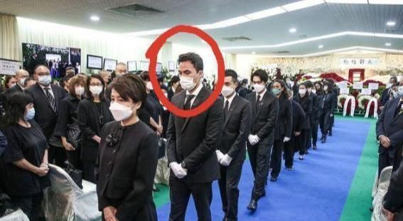 礼堂内三位太太并排站,亲哥被何猷君踩内增高坑惨,二房家硬气