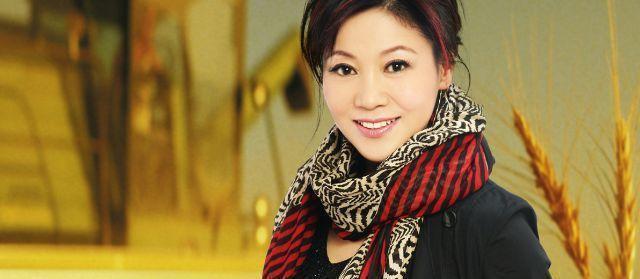 唱功不输毛阿敏,上春晚爆红,47岁时父母丈夫去世,如今坚强生活