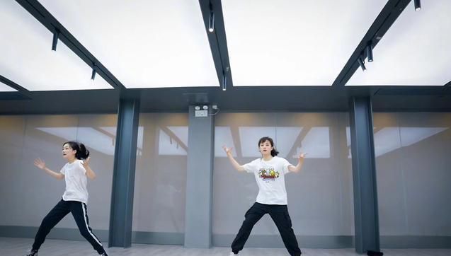 难得孙俪晒同父异母妹妹,高考完带孙艳练舞,新发型显年轻像同龄