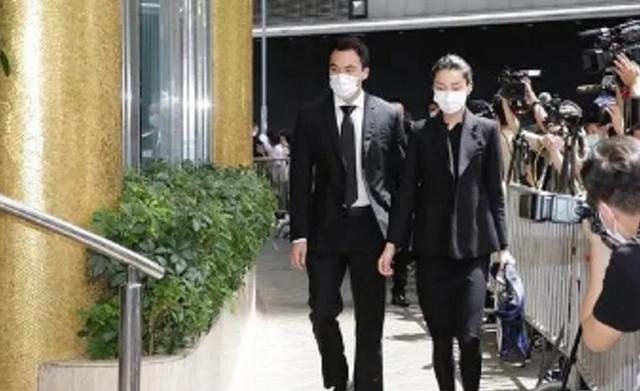 赌王葬礼成西装秀!奚梦瑶想赢用力过猛嫂子Gigi穿短裙赢得轻松