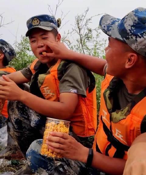 奶茶店给抗洪战士送爆米花,网友:在家是孩子,在外是英雄