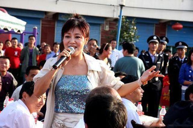 唱功不输毛阿敏,上春晚爆红,47岁时父母丈夫去世,如今坚强生活