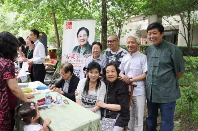 唱功不输毛阿敏,上春晚爆红,47岁时父母丈夫去世,如今坚强生活