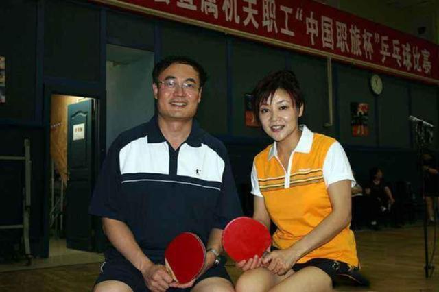 唱功不输毛阿敏,上春晚爆红,47岁时父母丈夫去世,如今坚强生活