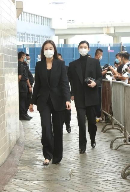 赌王葬礼成西装秀!奚梦瑶想赢用力过猛嫂子Gigi穿短裙赢得轻松