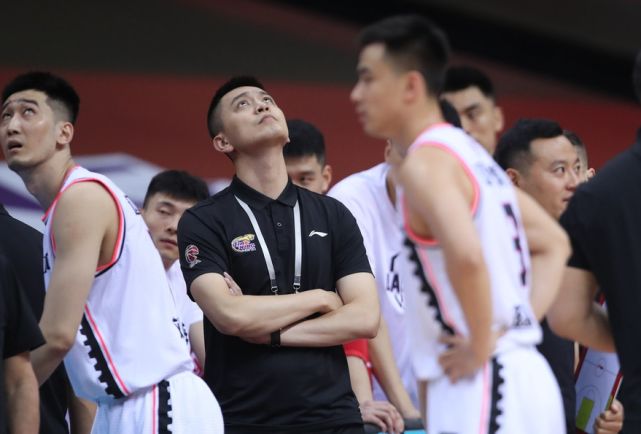 杨鸣上任首接受采访:还需熟悉技战术 队员要为胸前"辽宁"打球
