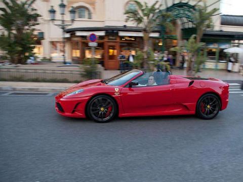 小伙开500多万法拉利跑车上路，天雨，不会关敞篷淋成落汤鸡