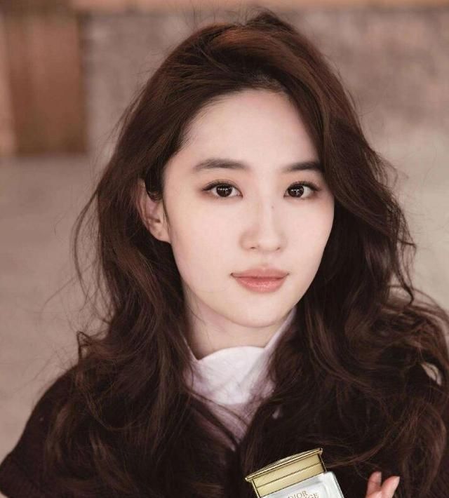 比如仙气十足的刘亦菲就是典型的鹅蛋脸,真的是什么发型都美美哒的呢!